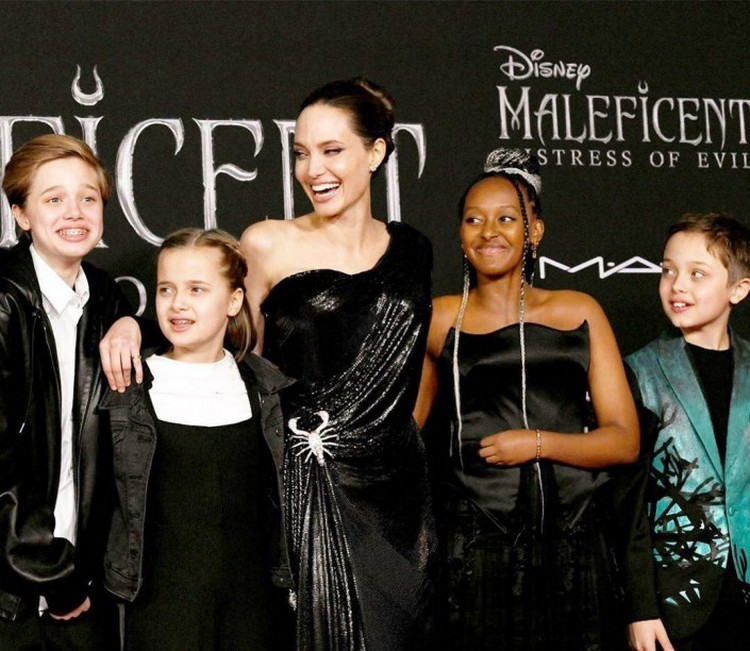 Instagram @zaharajp. Анджелина Джоли с детьми, справа Захара Джоли-Питт