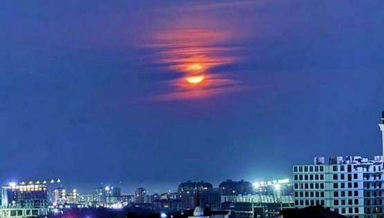 Пик Корона и&nbsp;луна над Бишкеком. Фото и&nbsp;видео читателей 24-kg.com 