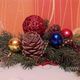 Фото 24-kg.com. Чтобы создать новогодние украшения, достаточно хвойных веток, шариков и шишек