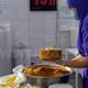 Фото ИА «24-kg.com». Сборка торта «Медовик»