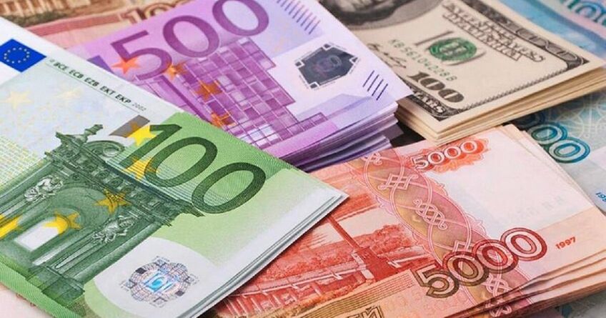 Рубль продолжает обваливаться, тенге тоже дешевеет. Курс валют на&nbsp;15&nbsp;декабря 