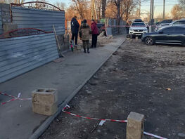 В&nbsp;Бишкеке тротуар возле стройки засыпали песком и&nbsp;перекрыли 