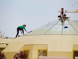 В Бишкеке женщины мыли окна купола нового здания Нацбанка без страховки