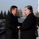 Фото аппарата президента КР. Эмомали Рахмон приветствует Сооронбая Жээнбекова