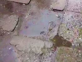 Жители Бишкека сообщают о&nbsp;разрушенном тротуаре в&nbsp;центре города 