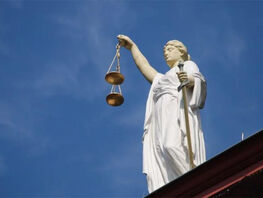 Учителя, избившего школьника в&nbsp;Бишкеке, доставили в&nbsp;милицию 