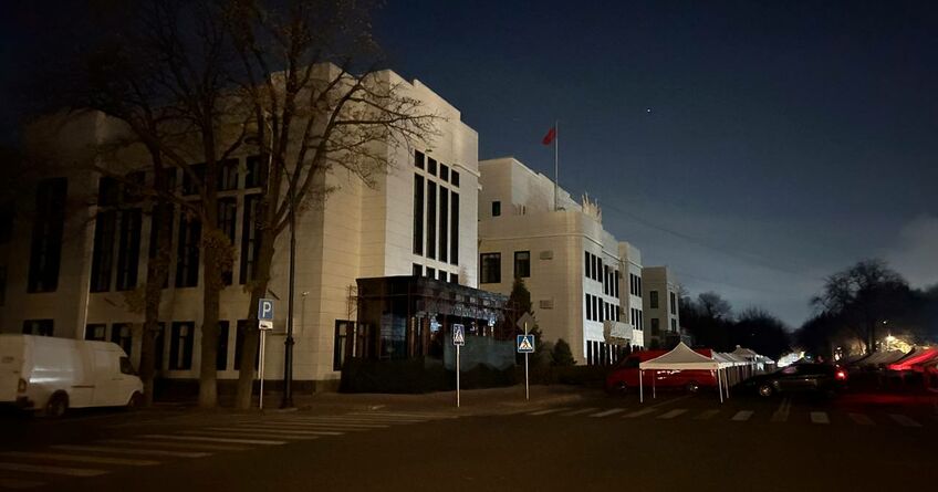 Экономия электроэнергии. Как в&nbsp;Бишкеке госучреждения исполняют приказ власти 