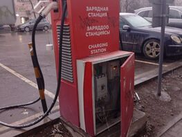 Опасный щит рядом со&nbsp;школой: в&nbsp;Бишкеке обнаружили открытую зарядную станцию 