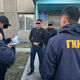 Фото ГКНБ. В Караколе чиновников поймали на поборах с маршрутчиков. Суд отправил их в СИЗО