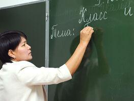 Меньше, чем у&nbsp;дворника. Учителя школ Бишкека делятся в&nbsp;соцсетях своей зарплатой 