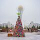 Фото пресс-службы акимата Астаны. В городе установили необычную новогоднюю елку — вязаную