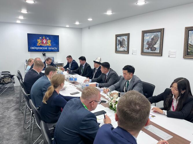  пресс-службы Министерства международных внешнеэкономических связей Свердловской области