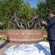 Фото пресс-службы президента КР. В Бишкеке открыли памятник «Золотой мост дружбы» 