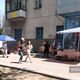 Фото читателя 24-kg.com. Торговцы на тротуаре