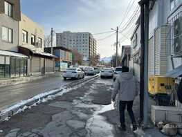 В&nbsp;Бишкеке тротуары заняли машины. Пешеходам приходится лавировать между ними 