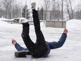 Поскользнулся, упал, очнулся&nbsp;&mdash; гипс. Как уберечь себя от&nbsp;травм в&nbsp;гололед 