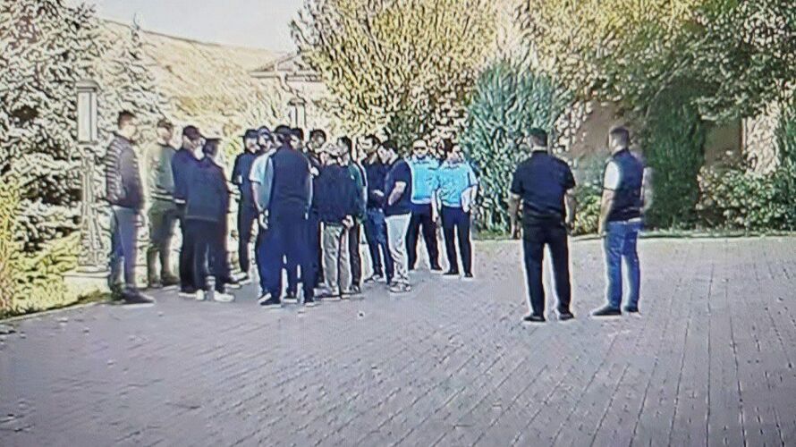 скриншота с видеозаписи Кадырбека Атамбаева