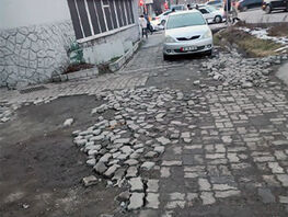 Грязь и&nbsp;разбитые тротуары. Бишкекчане жалуются на&nbsp;городскую инфраструктуру 